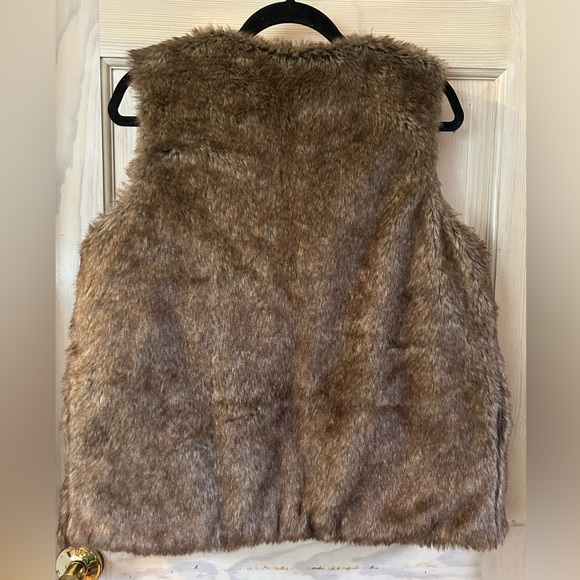 CARA New York Faux Fur Open Front Vest in Shades of Brown. One Size - Picture 3 of 6
